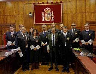 Los magistrados que han tomado posesión con el presidente del TSJ de Asturias, Jesús María Chamorro González, y miembros de Sala de Gobierno